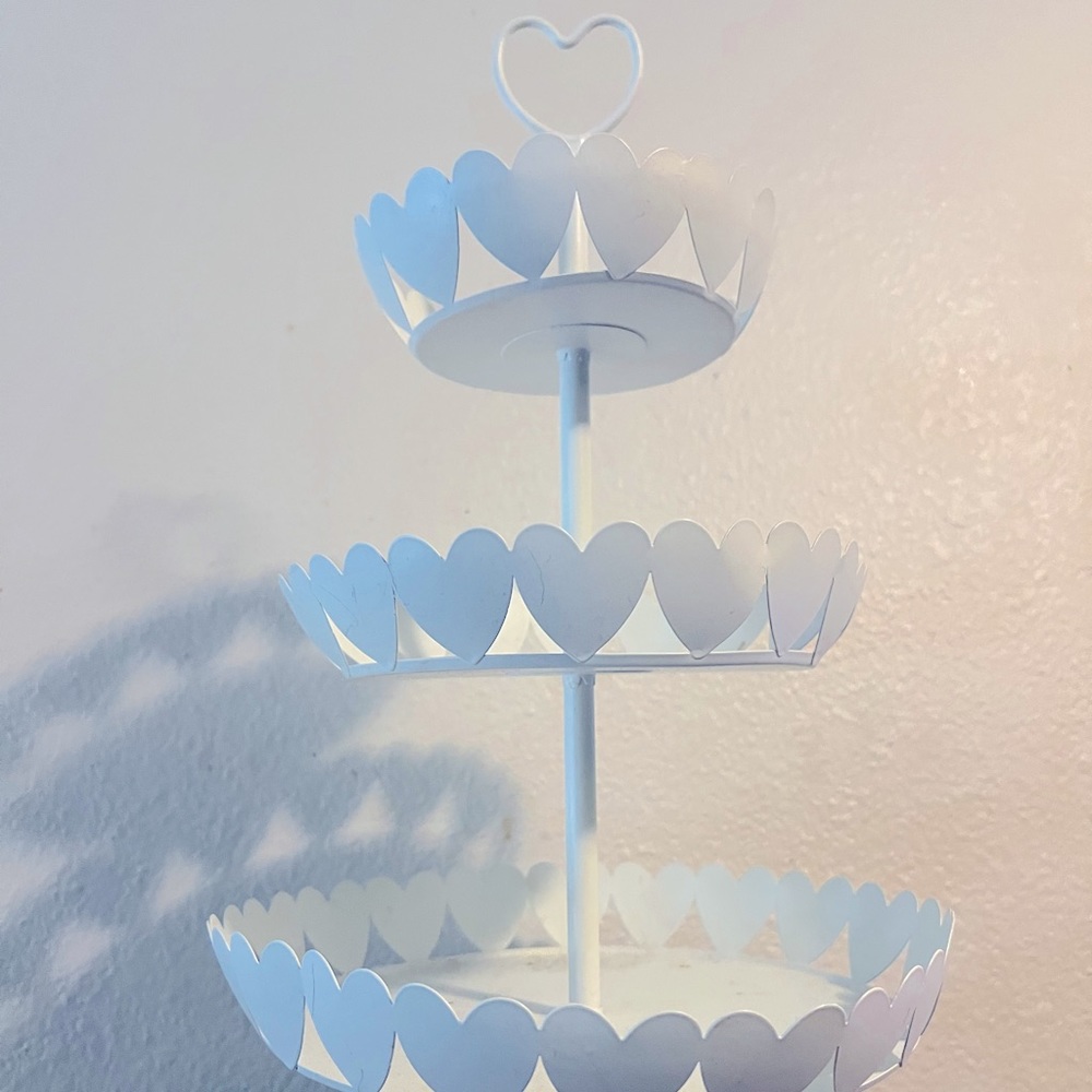 HTF White heart 🤍 3 tiered tray HTF small knick on the bottom see pix